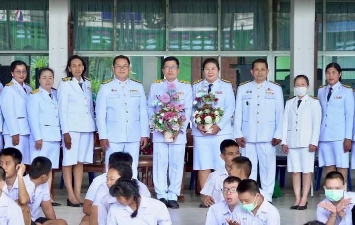 แสดงความยินดีและร่วมมอบแจกันดอกไม้แก่ข้าราชการครูที่ได้รับการแต่งตั้งให้มีวิทยฐานะ