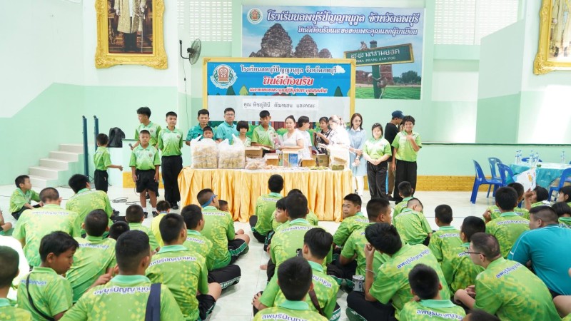 คุณพิชญ์สินี  ตัณฑเสน และคณะ เนื่องในโอกาสเลี้ยงอาหารกลางวัน (ขนมคุ้กกี้ ขนมปัง) สมทบทุนเลี้ยงอาหารกลางวัน จำนวน 3,200 บาท และสมทบทุนสนับสนุนจัดการเรียนการสอนแก่นักเรียน จำนวน 3,200 บาท รวม 6,400 บาท เนื่องในวันครบรอบวันเสียชีวิตของมารดา