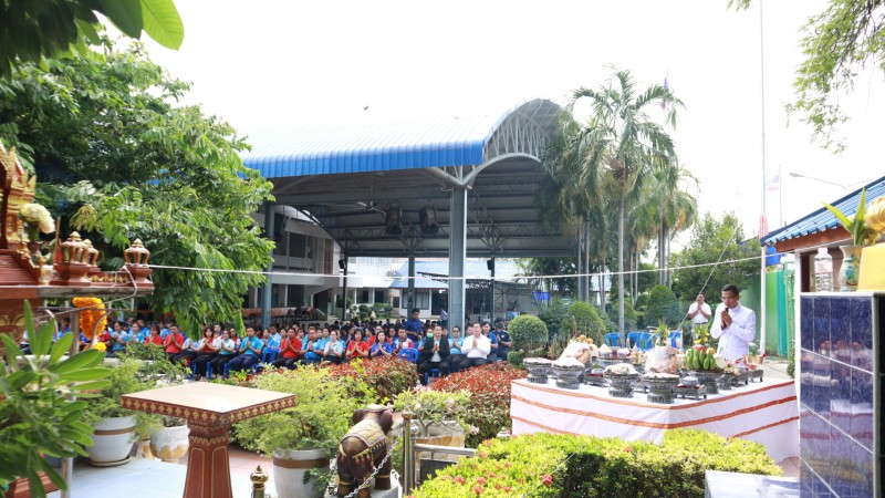 นายอรรถพงษ์  พลนิกร ผู้อำนวยการโรงเรียน คณะผู้บริหาร คณะครู บุคลากรทางการศึกษา และนักเรียน เข้าร่วมพิธีถอนศาลเจ้าที่ เป็นพิธีกรรมที่ทำเพื่อย้ายหรือรื้อถอนศาลพระภูมิ หรือศาลเจ้าที่