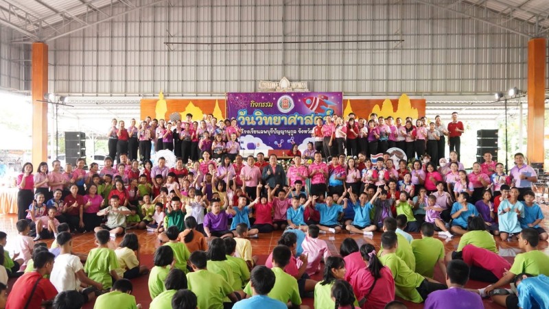นายอรรถพงษ์  พลนิกร ผู้อำนวยการโรงเรียน ให้เกียรติเป็นประธานในพิธีเปิดกิจกรรม วันวิทยาศาสตร์ ประจำปีการศึกษา 2568 นายชนะ  ผลบุญ  รองผู้อำนวยการฝ่ายบริหารงานวิชาการ กล่าวรายงานวัตถุประสงค์  โดยมีการจัดนิทรรศการให้ความรู้เกี่ยวกับประวัติวันวิทยาศาสตร์ของไทย
