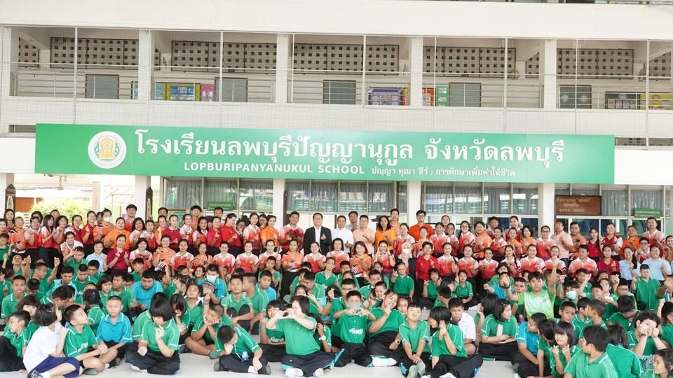นายอรรถพงษ์  พลนิกร ผู้อำนวยการโรงเรียน พร้อมด้วยคณะผู้บริหาร ครู บุคลากร และนักเรียน ร่วมแสดงความยินดีกับ คุณครูอนุกูล  เจริญนา เนื่องในโอกาสย้ายกลับภูมิลำเนา ปฏิบัติหน้าที่ ณ ศูนย์การศึกษาพิเศษมหาจักรีสิรินธร ประจำจังหวัดนครนายก
