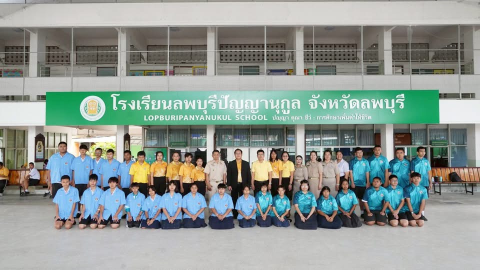 นายอรรถพงษ์  พลนิกร ผู้อำนวยการโรงเรียน ให้เกียรติเป็นประธานในพิธีมอบเสื้อฝึกงานในสถานประกอบการแก่นักเรียนชั้นมัธยมศึกษาปีที่ 6 ตามกิจกรรมฝึกประสบการณ์ในสถานประกอบการ โครงการทดลองจ้างงาน และมอบชุดกีฬาแก่นักเรียนที่เข้าโครงการส่งเสริมความเป็นเลิศทางด้านกีฬ
