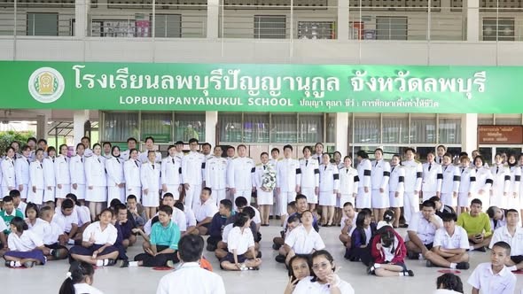 นายอรรถพงษ์  พลนิกร ผู้อำนวยการโรงเรียน พร้อมด้วยคณะผู้บริหาร กล่าวแสดงความยินดีและร่วมมอบแจกันดอกไม้แก่ คุณครูศิริวดี  เชิมชัยภูมิ เนื่องในโอกาสได้รับการแต่งตั้งให้เป็นข้าราชการครูและบุคลากรทางการศึกษาให้มีวิทยฐานะ ชำนาญการ