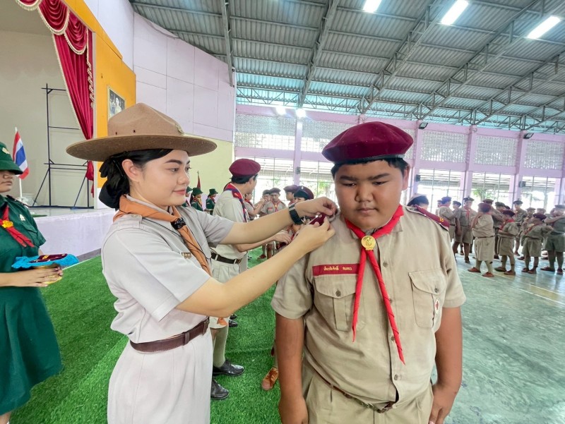 พิธีประดับอินทรธนูลูกเสือ-เนตรนารี ระดับชั้นมัธยมศึกษาปีที่ 1