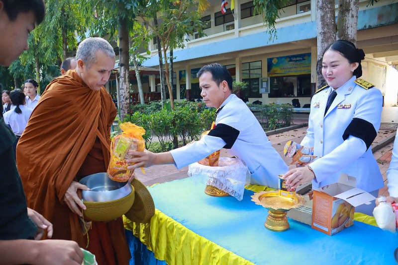 พิธีตักบาตร วางพานพุ่มดอกไม้ เนื่องในวันคล้ายวันพระบรมราชสมภพ ร.๙