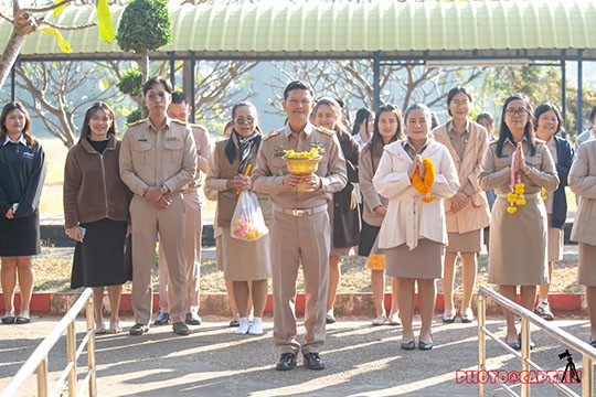 ผอ.โรงเรียนสักการะสิ่งศักดิ์ประจำโรงเรียน