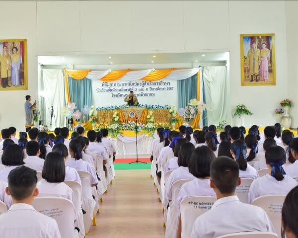 พิธีมอบประกาศนียบัตรนักเรียนระดับชั้นมัธยมศึกษาปีที่ ๓ และนักเรียนระดับชั้นมัธยมศึกษาปีที่ ๖