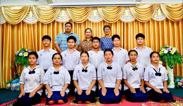 นักเรียนโรงเรียนหนองกรดพิทยาคมที่เข้าร่วมการประกวดสวดมนต์หมู่สรรเสริญพระรัตนตรัยทำนองสรภัญญะ ประเภททีม ๕ คน