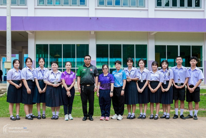 การมอบเกียรติบัตรแก่นักเรียนโรงเรียนบ้านไร่วิทยา ที่ชนะเลิศการประกวดนวัตกรรมในโครงการการอบรมเชิงปฏิบัติการการเรียนรู้การใช้ปัญญาประดิษฐ์ (AI) สู่การสร้างนวัตกรรมนักเรียน ภายใต้โครงการโรงเรียนคุณภาพตามนโยบาย “1 อำเภอ 1 โรงเรียนคุณภาพ” ประจำปีงบประมาณ พ.ศ.