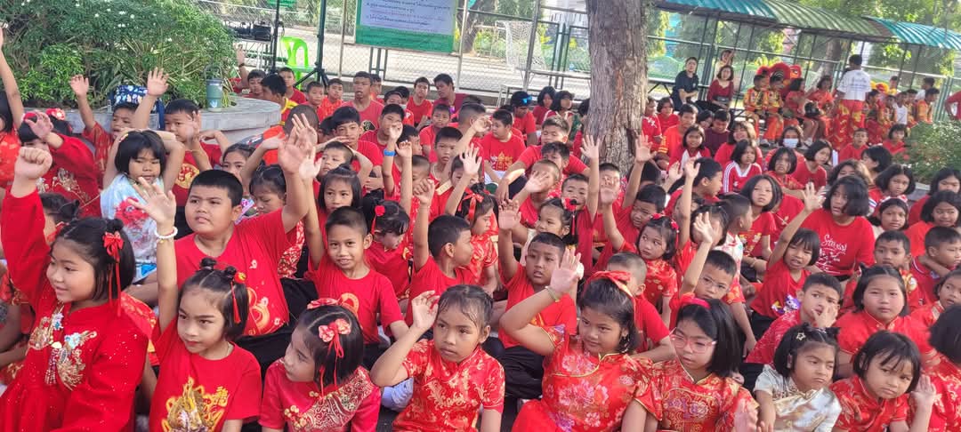 กิจกรรมวันตรษจีน ประจำปี 2568       เมื่อวันที่ 24 มกราคม 2568 นางสาวหนึ่งฤทัย  แก้วกันเนตร ผู้อำนวยการสถานศึกษา พร้อมด้วย นายศุภกร เหล่าโคตร รองผู้อำนวยการสถานศึกษา คณะครู คณะครูและกลุ่มสาระการเรียนรู้ภาษาต่างประเทศ ร่วมเกิจกรรมวันตรษจีน ประจำปี 2568