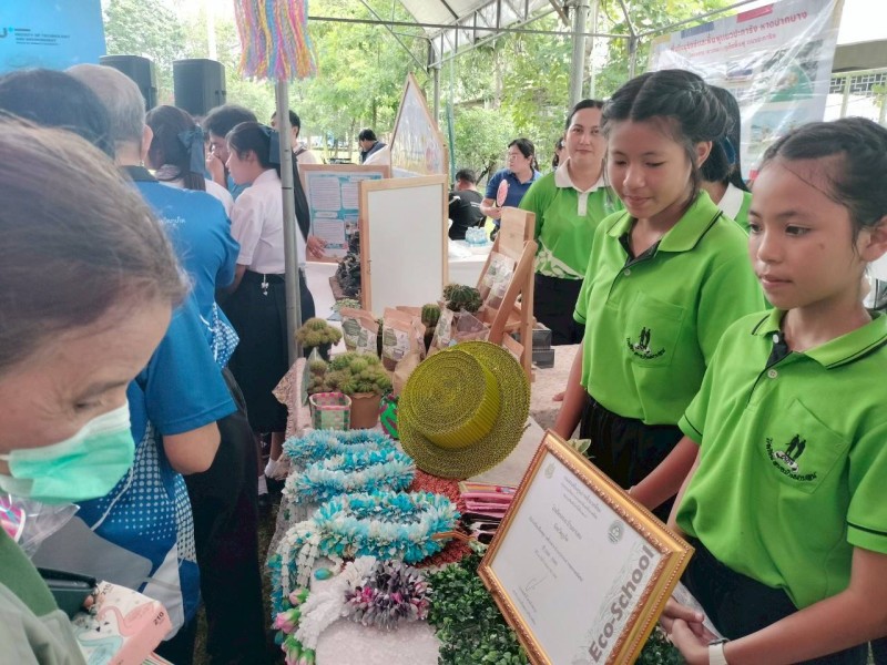 วันสิ่งแวดล้อมโลก 2568        เมื่อวันที่ 5 มิถุนายน 2568 โรงเรียน อบจ.บ้านนาบอน โดยนางสาวหนึ่งฤทัย  แก้วกันเนตร ผู้อำนวยการโรงเรียน พร้อมด้วยนายศุภกร  เหล่าโคตร รองผู้อำนวยการโรงเรียน นำคณะครูและนักเรียน เข้าร่วมกิจกรรม เนื่องในงานวันสิ่งแวดล้อมโลก