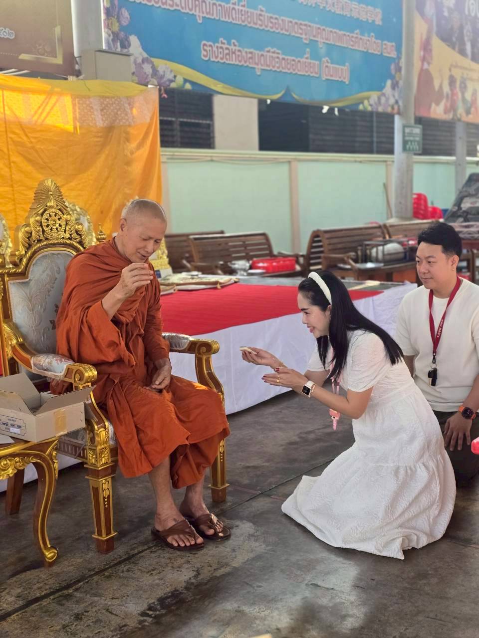 วันครูแห่งชาติ จัดกิจกรรมทำบุญตักบาตร เพื่อความเป็นสิริมงคล