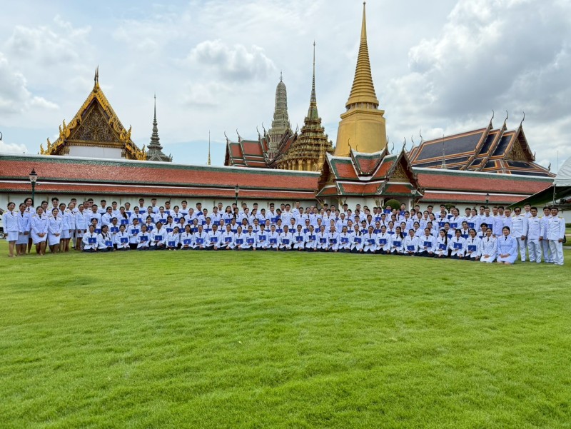 พิธีพระราชทานประกาศนียบัตรนักเรียนที่สำเร็จการศึกษาชั้นสูงสุด ปีการศึกษา 2567 กลุ่มโรงเรียนในพระราชูปถัมภ์ สมเด็จพระบรมโอรสาธิราชฯ สยามมกุฎราชกุมาร