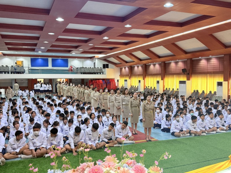 พิธีรับเข็มสัญลักษณ์ประจำโรงเรียนของผู้บริหาร ครู บุคลากรใหม่  และนักเรียนชั้นมัธยมศึกษาปีที่ ๑ และ ๔ ปีการศึกษา 2568